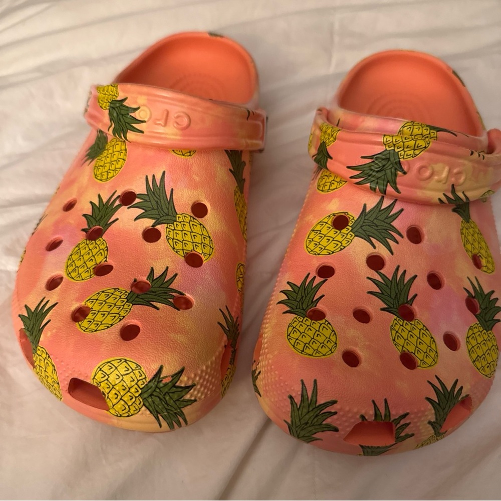 Women's US Size 8 Crocs Classic Retro Resort Clog Pineapple Print Preowned